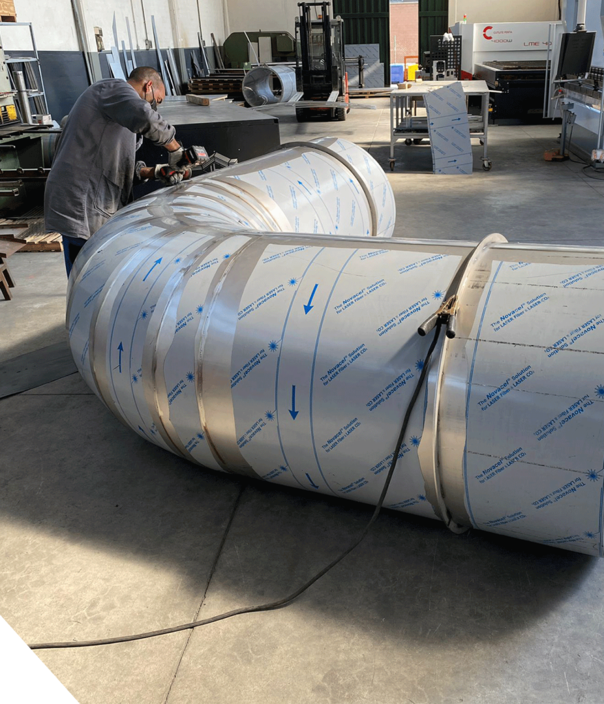 tubatura in acciaio inox per impianto industriale ottenuta con lavorazione di calandratura e saldatura